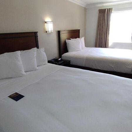 Hotel Baymont By Wyndham Ontario Exterior foto