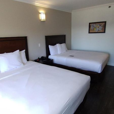 Hotel Baymont By Wyndham Ontario Exterior foto
