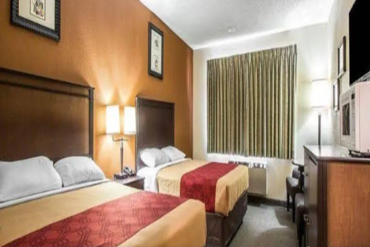 Hotel Baymont By Wyndham Ontario Exterior foto