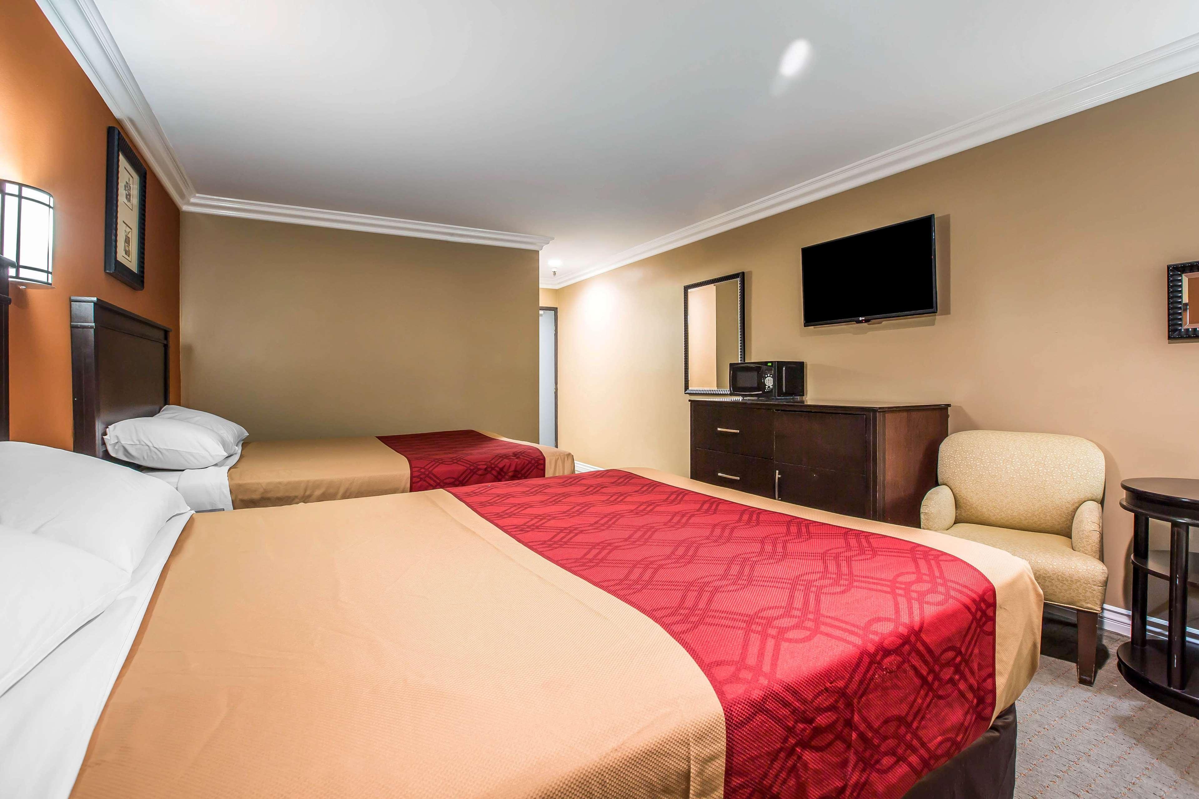 Hotel Baymont By Wyndham Ontario Exterior foto