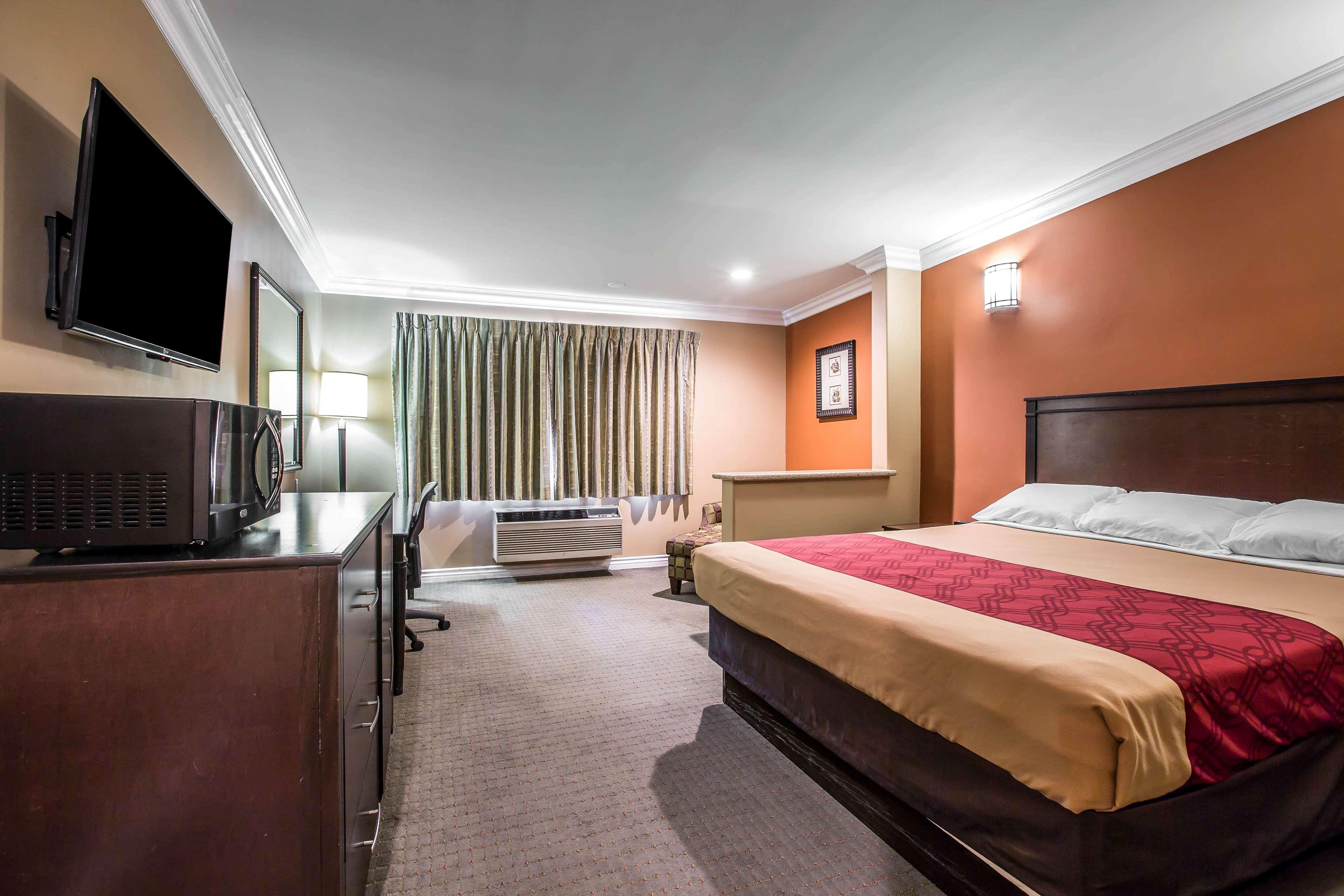 Hotel Baymont By Wyndham Ontario Exterior foto