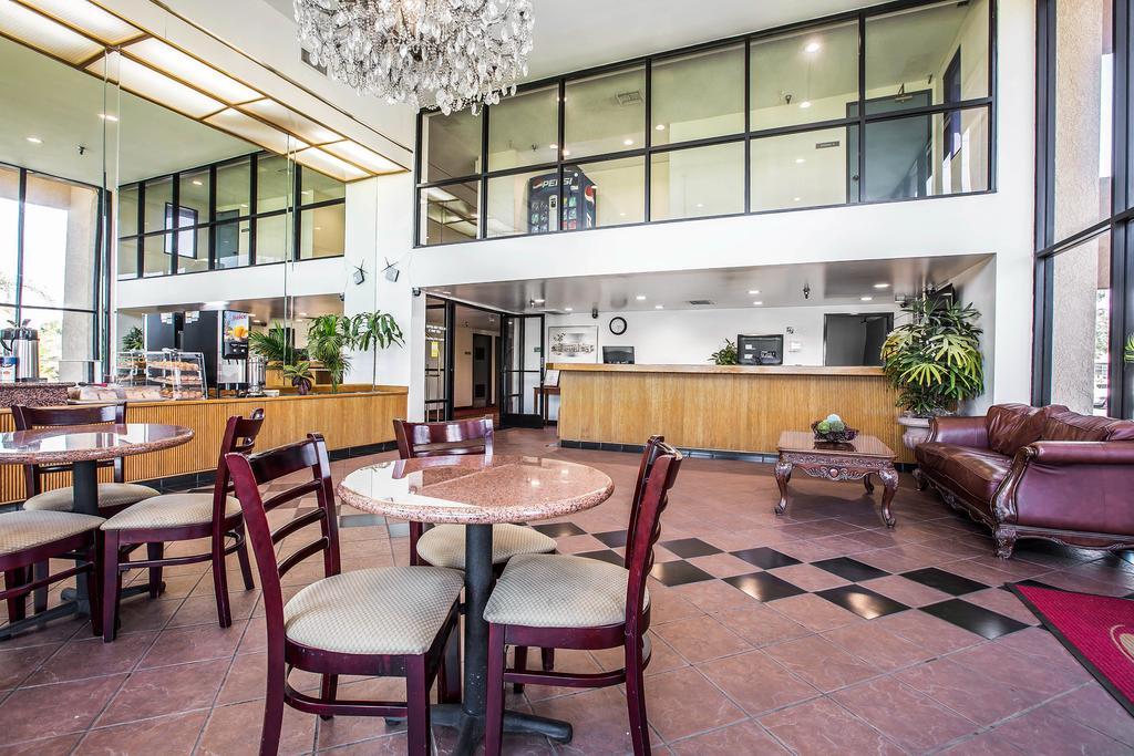 Hotel Baymont By Wyndham Ontario Exterior foto