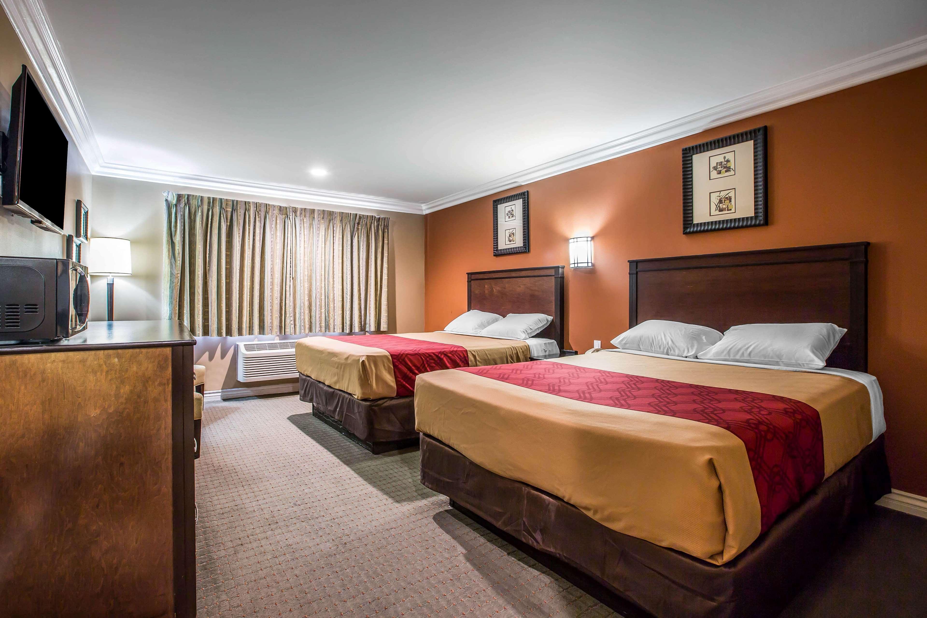 Hotel Baymont By Wyndham Ontario Exterior foto