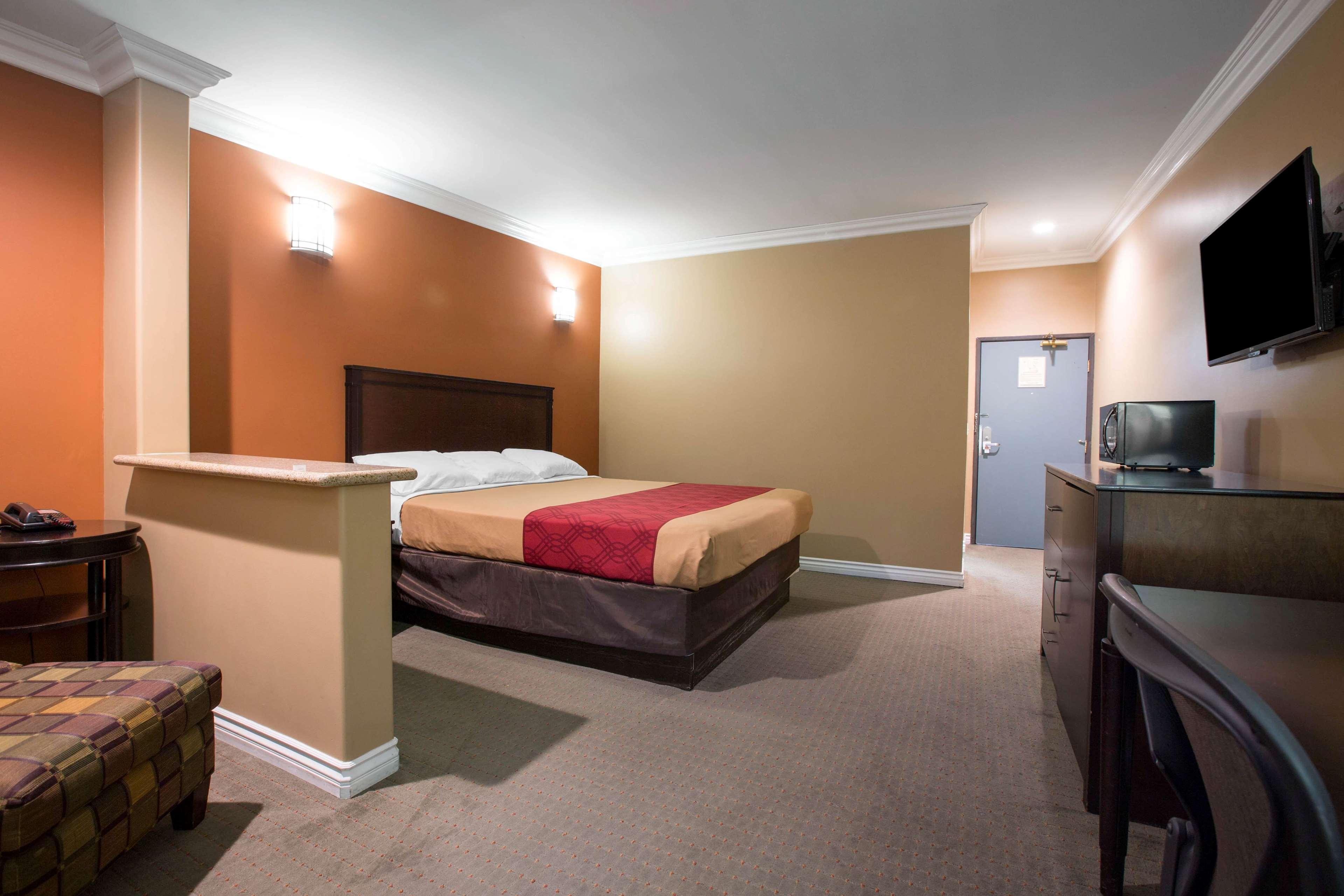 Hotel Baymont By Wyndham Ontario Exterior foto