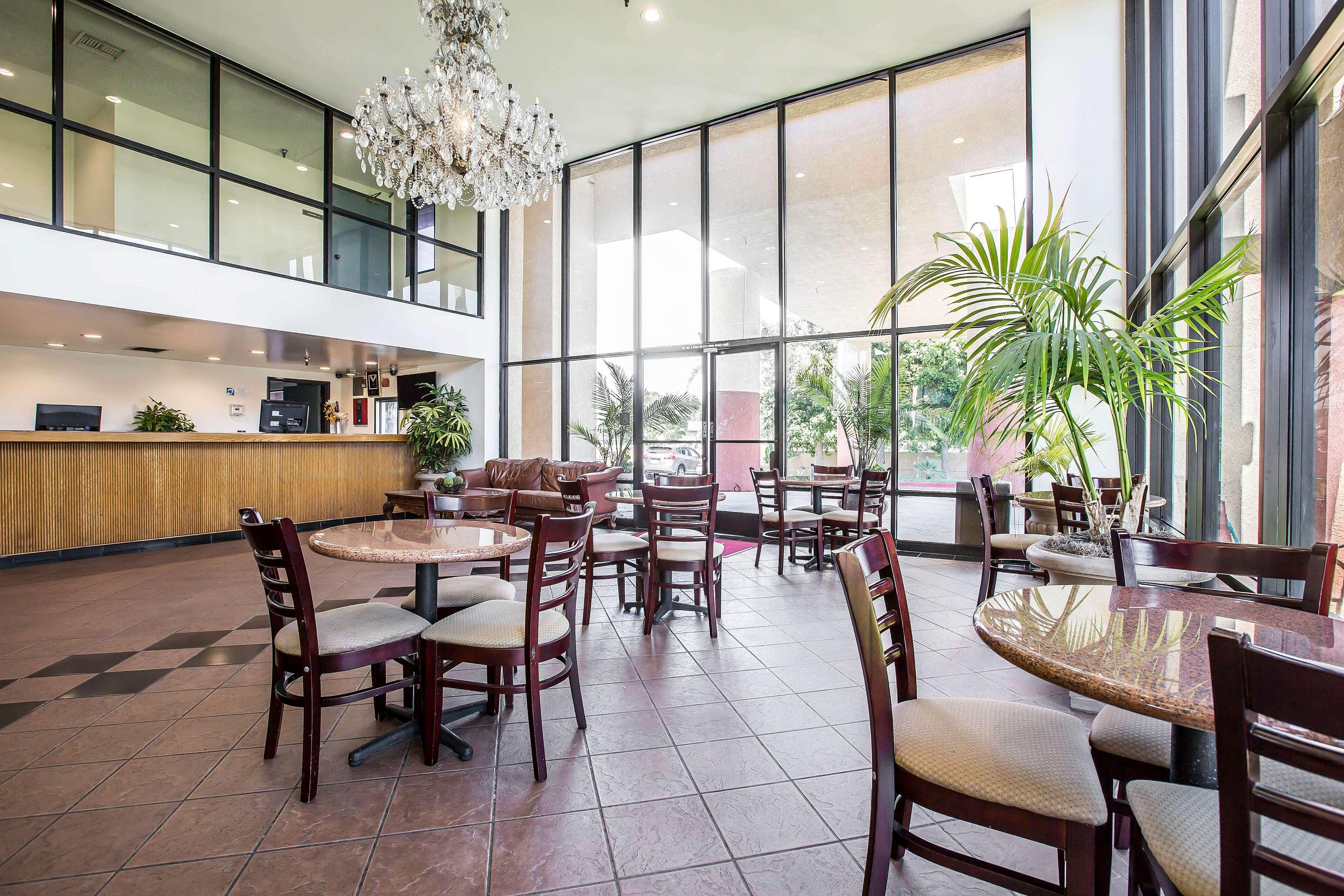 Hotel Baymont By Wyndham Ontario Exterior foto