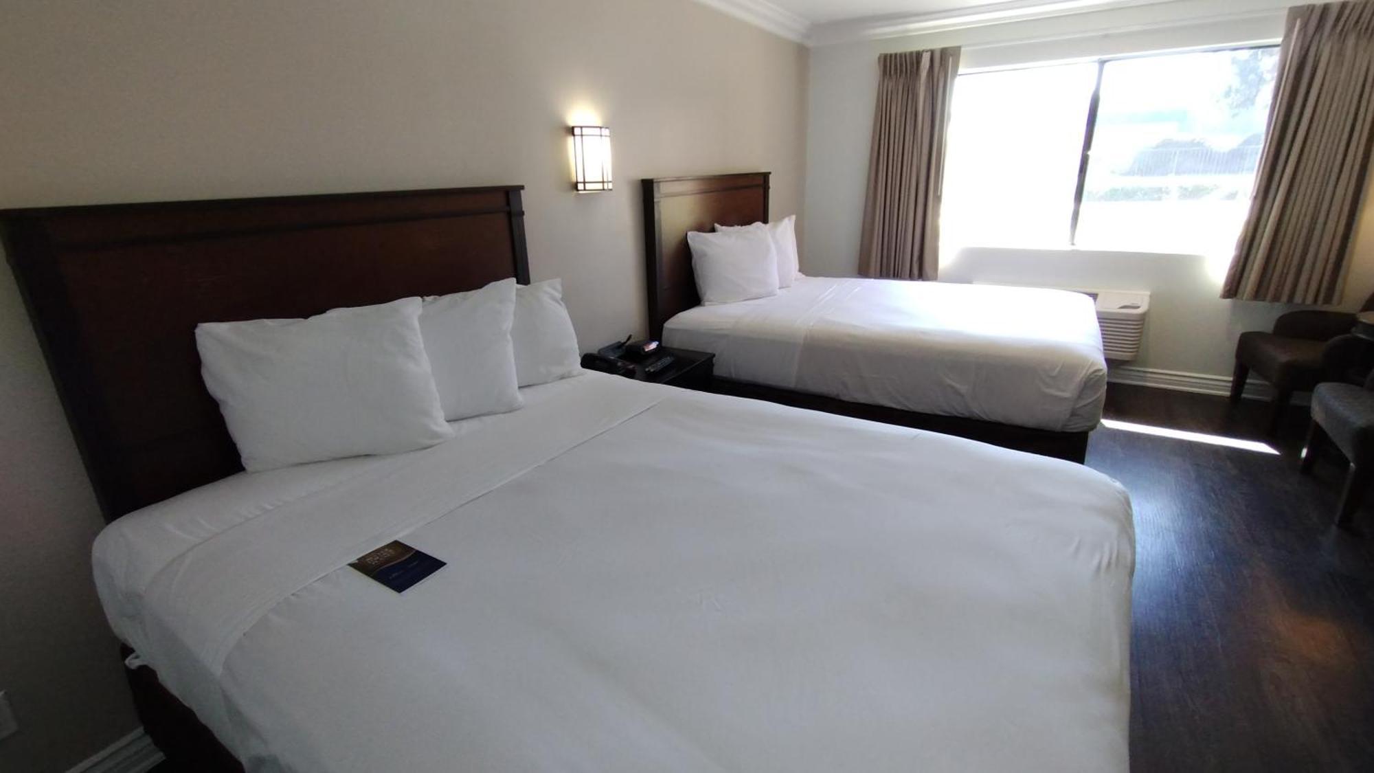 Hotel Baymont By Wyndham Ontario Exterior foto