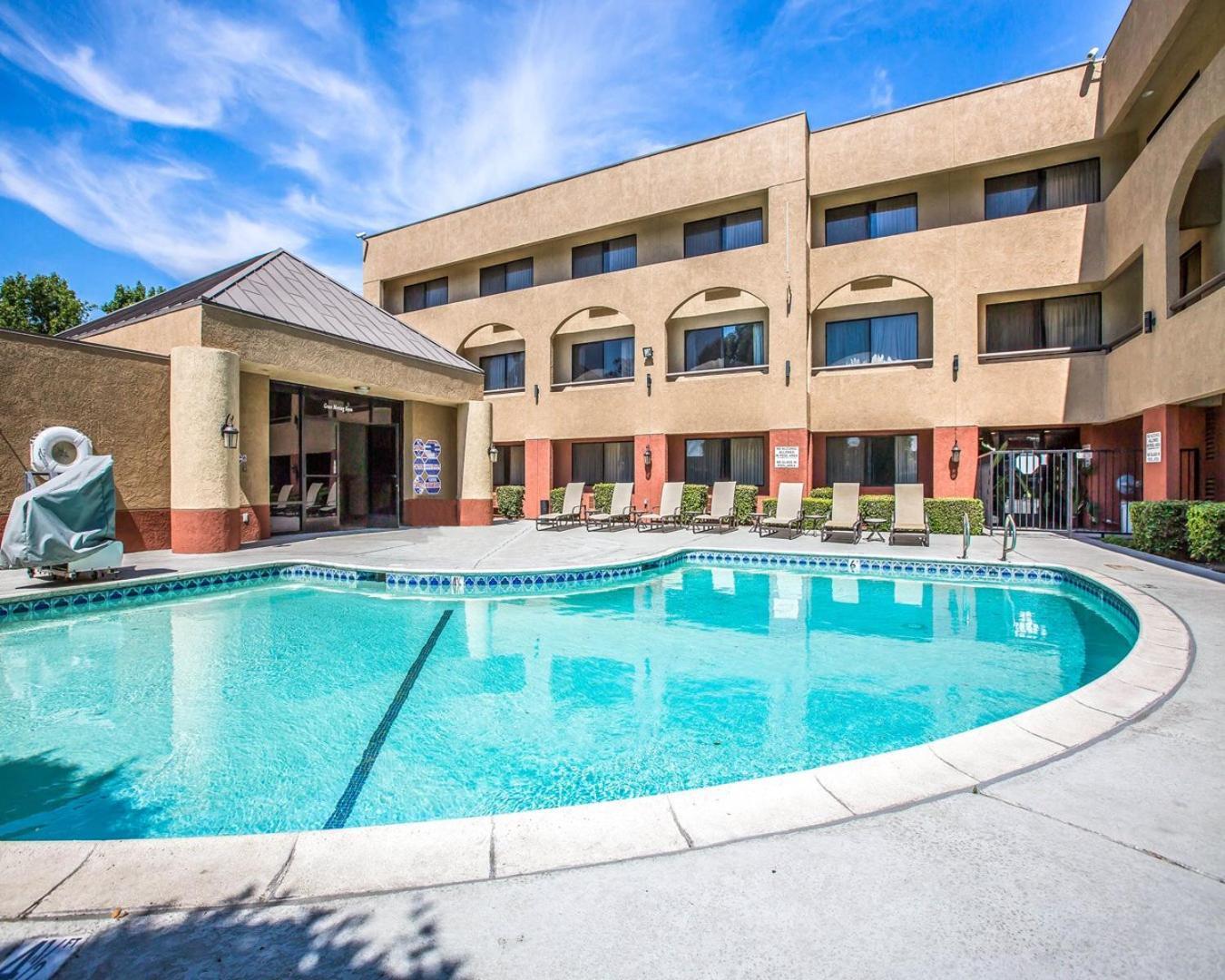 Hotel Baymont By Wyndham Ontario Exterior foto